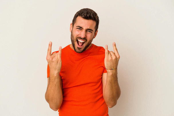 استفراغ زرد در گربه ها: علل، درمان و راهنمای جامع